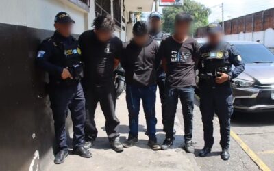 PNC detiene a presuntos robacarros con dos vehículos