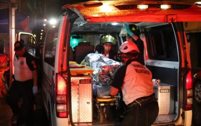 Bomberos Voluntarios rescatan a hombre en barranco de unos 150 metros