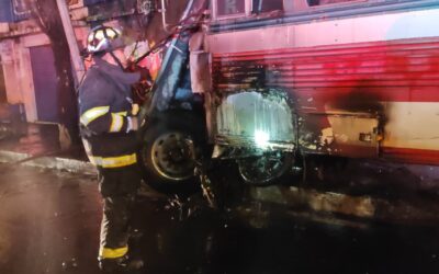 Bus extraurbano y dos motocicletas se incendian tras colisión