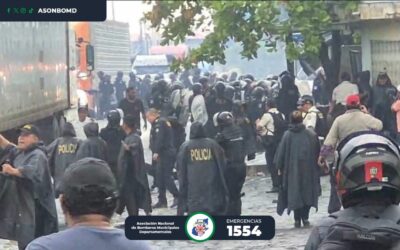 Evacúan a 50 personas y reportan heridos tras enfrentamiento en desalojo de manifestantes en Cuyotenango