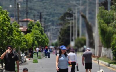 Familias quetzaltecas aprovechan circuito dominical de Pasos y Pedales