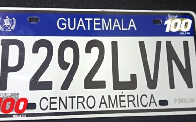 Lluvia arrastra placa de vehículo en la zona 1 de Quetzaltenango