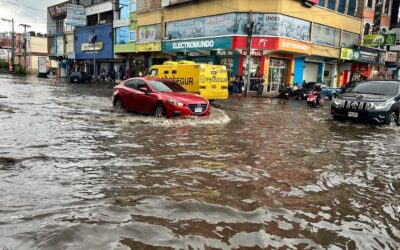 Aguacero sorprende a Quetzaltecos y causa inundaciones