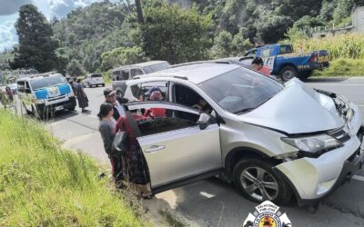 Dos vehículos colisionan en Totonicapán