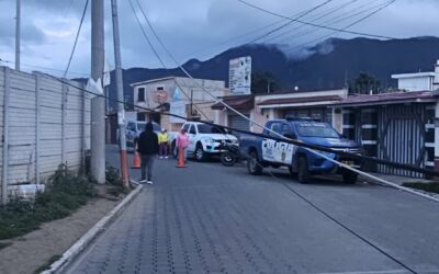 Conductora impacta contra dos postes en La Esperanza