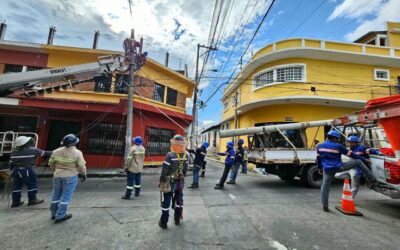 Técnicos cambian infraestructura eléctrica dañada en accidente de tránsito