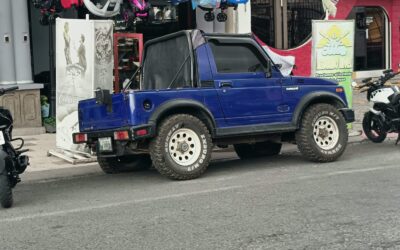 Vecinos reportan malos olores de vehículo abandonado en zona 3 de Xela