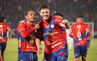 Xelajú MC golea 4-0 al líder Antigua GFC