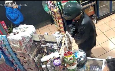 Delincuentes se tapan el rostro con cascos y asaltan tienda en Coatepeque