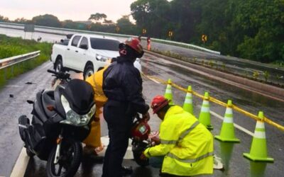Trabajadora de la PGN fallece al ser alcanzada por un rayo mientras viajaba en motocicleta.