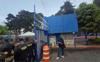 MP y PNC allanan campus central de la USAC por investigación sobre presunta alteración de registros estudiantiles.