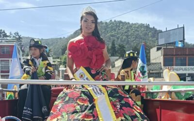 Reina de la Región Occidente y madrinas de la 5ta Compañía participan en desfile de carrozas en Xela.