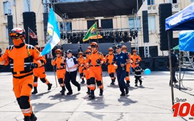 Bomberos Voluntarios participan en recorrido del fuego patrio en Quetzaltenango.