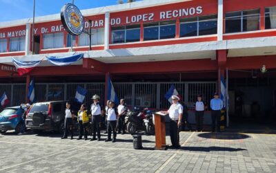 Realizan acto cívico frente a Bomberos Voluntarios por 205 años de Independencia.