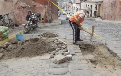 Municipalidad de Quetzaltenango ejecuta trabajos de bacheo y reparación de vías en el Centro Histórico.