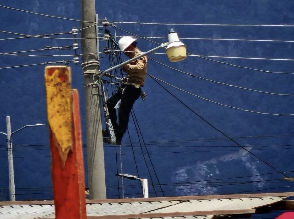 Avanzan trabajos de electrificación en CEFEMERQ previo a festividades patronales.