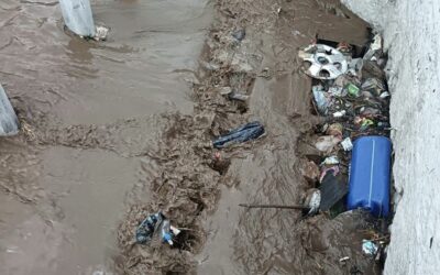 Lluvias provocan inundaciones y colapso de drenajes en Quetzaltenango.