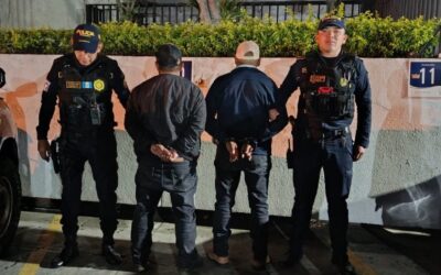 Capturan a dos hombres armados y en estado de ebriedad en zona 1, ciudad capital.