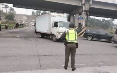 Provial regula tránsito en kilómetro 195 de Ruta Nacional 1, en Salcajá