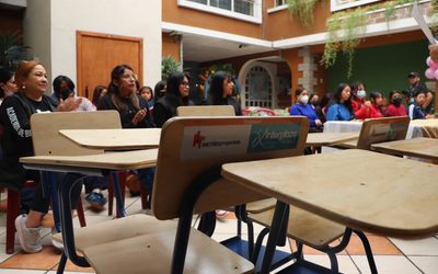 Donan 100 pupitres a la Oficina Municipal de Educación de Quetzaltenango