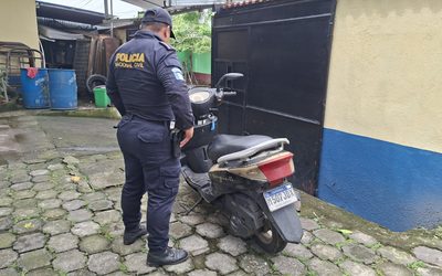 PNC localiza motocicleta abandonada y localiza droga