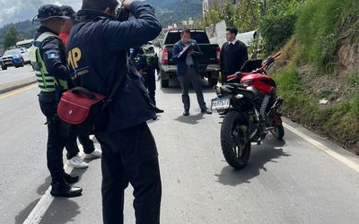 Agentes del Departamento de Tránsito de PNC consignan motocicleta en San Juan Ostuncalco