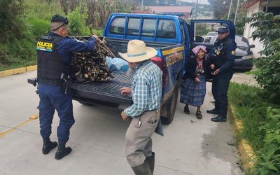 PNC ayuda a adultos mayores quienes llevaban leña