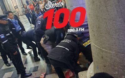 Ataque al Palacio Municipal de Xela deja a un agente herido en el cuello y daños