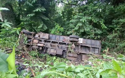 Camión cae a hondonada en Champerico