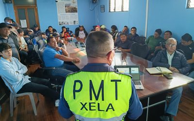 Capacitan a pilotos de vehículos de EMAX