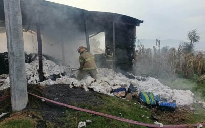 Incendio se registra en bodega de materia prima para elaborar camas