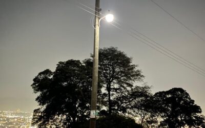 Vecinos del barrio Chuilajú, zona 1, instalan lámparas ante falta de iluminación