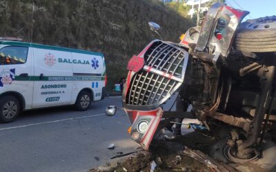 Bus cae de paso a desnivel en Las Rosas, zona 5 de Xela