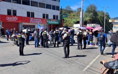 Bloquean de forma total el paso vehicular en Cuatro Caminos, Totonicapán