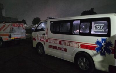 Bomberos Voluntarios rescatan a mujer extranjera tras caer a barranco de 25 metros en la zona 5 de Quetzaltenango