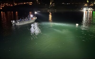 Bomberos Voluntarios localizan y extraen los cuerpos de las dos personas desaparecidas tras accidente aéreo en el Lago de Atitlán
