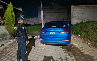 PNC captura a mujer tras persecución de vehículo hurtado en la zona 1 de Quetzaltenango