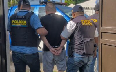 PNC: Tres capturados, armas y Q53 mil incautados en Petén