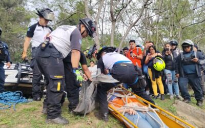 Bomberos Voluntarios rescatan a mujer quien cae a barranco