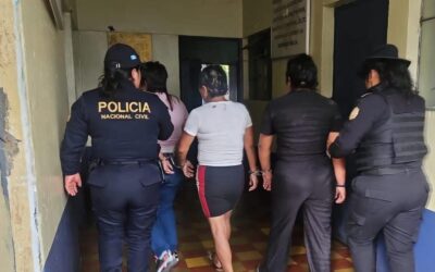 Policía captura a tres mujeres señaladas de despojar de Q70 mil
