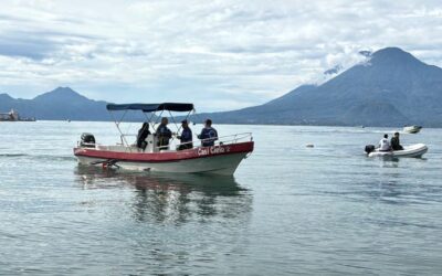 Bomberos Voluntarios continúan búsqueda en el lago Atitlán tras desplome de helicóptero