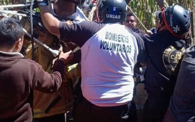 Bomberos Voluntarios rescatan a hombre en pozo de unos 23 metros