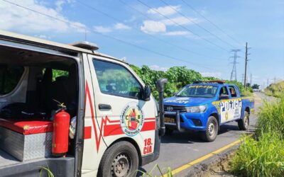 Vehículo y patrulla colisionan en ruta al Pacífico