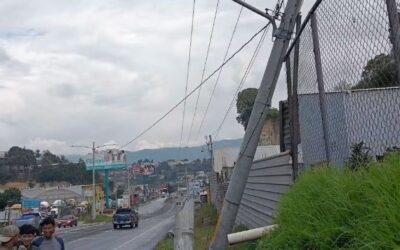 Vehículo del transporte colectivo destruye estructuras eléctricas en autopista en Quetzaltenango