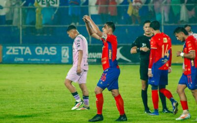 Xelajú MC, con un jugador menos en gran parte de partido, vence 2-0 a San Pedro