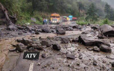 Deslave de grandes proporciones bloquea la ruta entre Reu y Xela