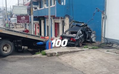 Mujer muere y un hombre resulta herido tras empotrarse vehículo contra hotel en zona 7 de Xela