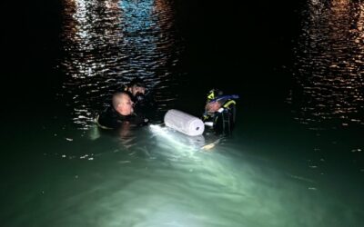 Bomberos Voluntarios recuperan cuerpos y helicóptero del fondo del lago de Atitlán