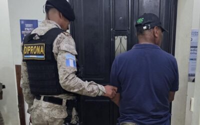 Supuesto guardia de seguridad privada es capturado con pistola y escopeta ilegales