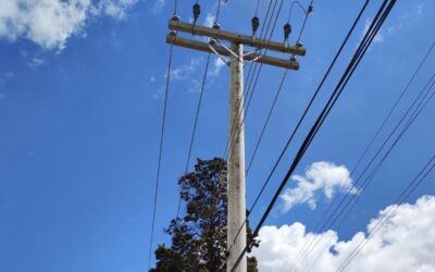 Restablecen servicio eléctrico en la zona 5 de Quetzaltenango tras colisión contra poste